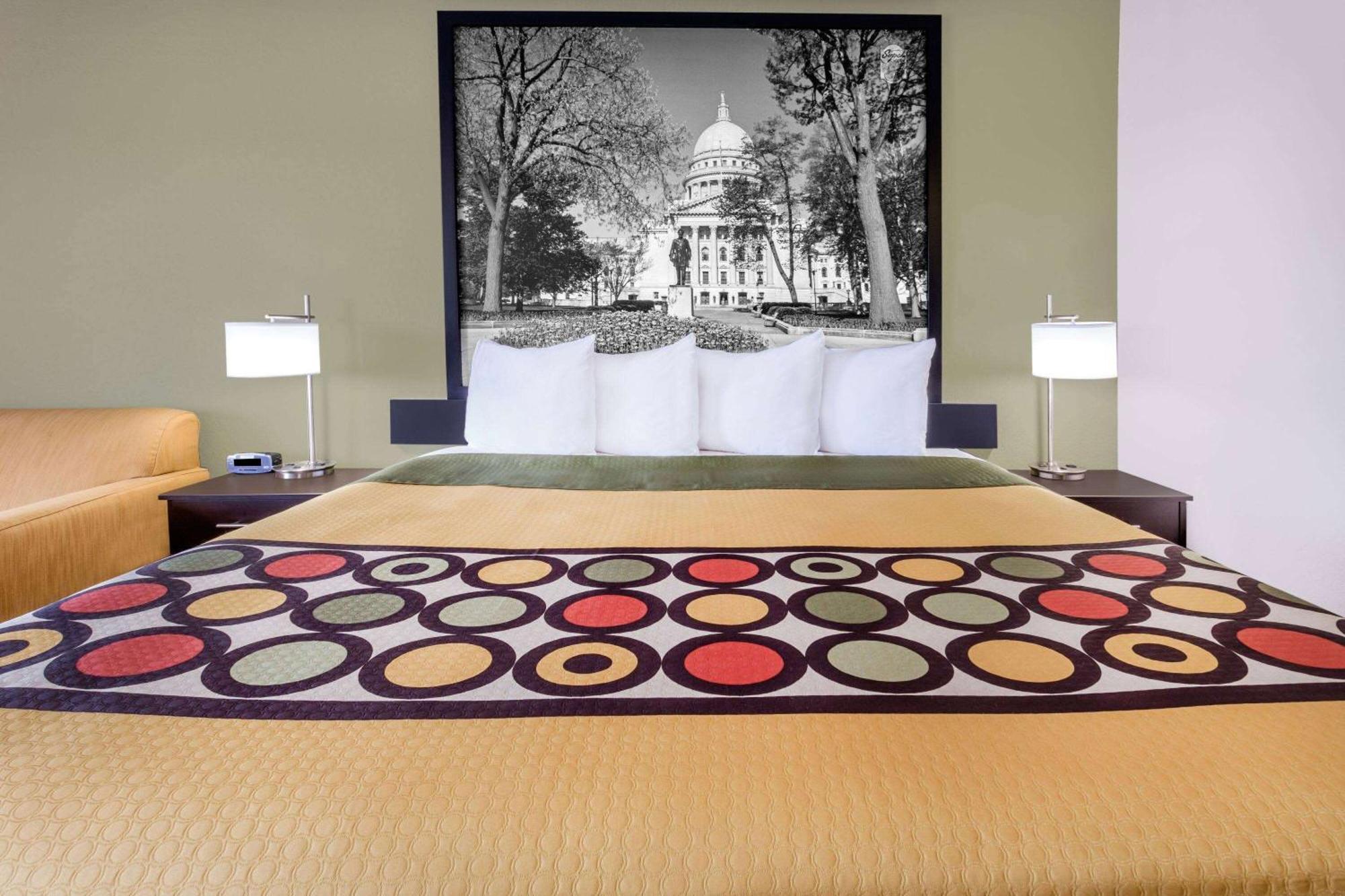 Super 8 By Wyndham South Madison