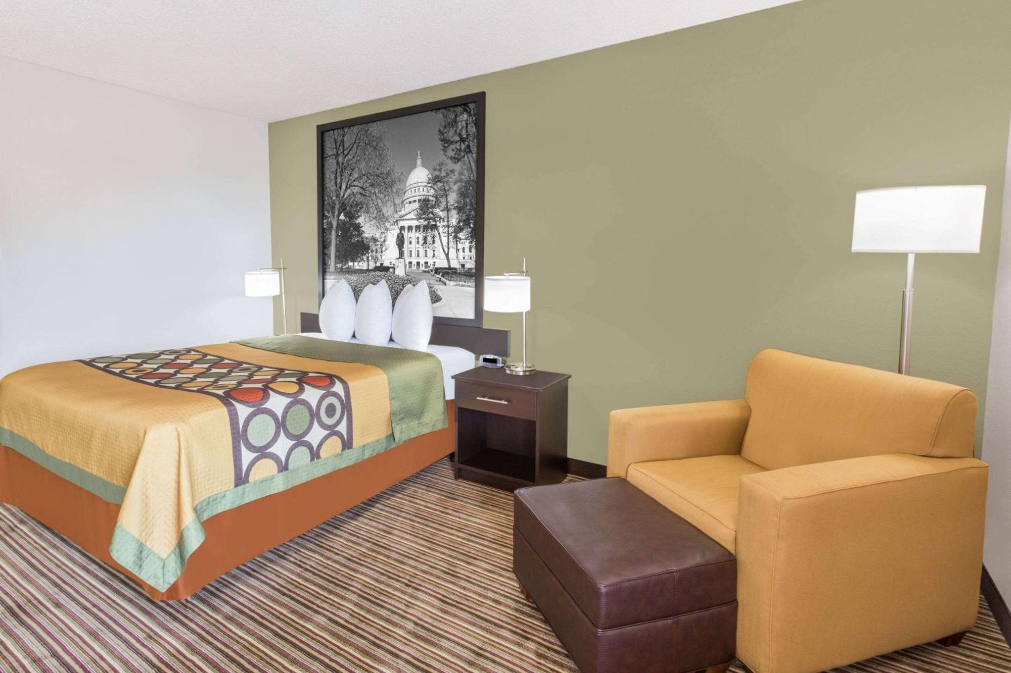 Super 8 By Wyndham South Motel 3*