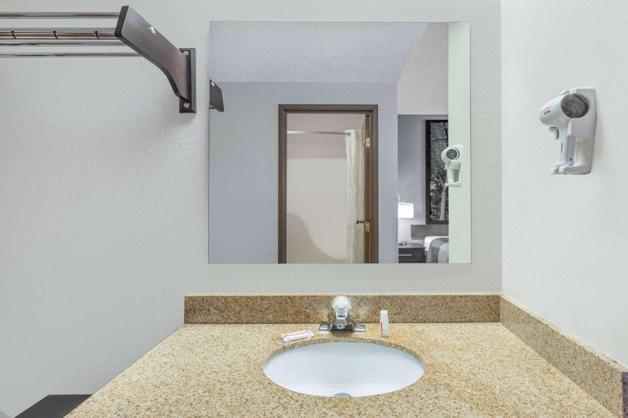 Super 8 By Wyndham South Madison